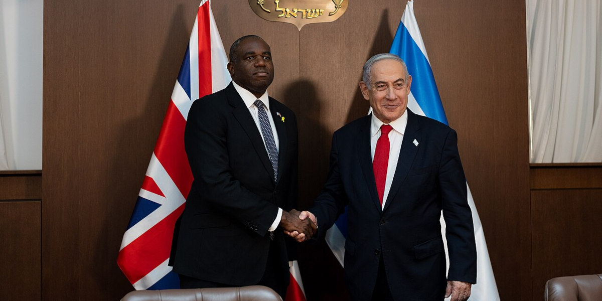 UK Foreign Secratary David Lammy (left) shaking hands with Israeli Prime Minister Benjamin Netanyahu (right)