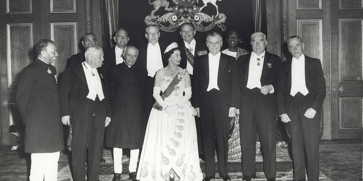 A black and white photograph of Queen Elizabeth II with several Commonwealth Prime Ministers at the1960 Commonwealth Conference