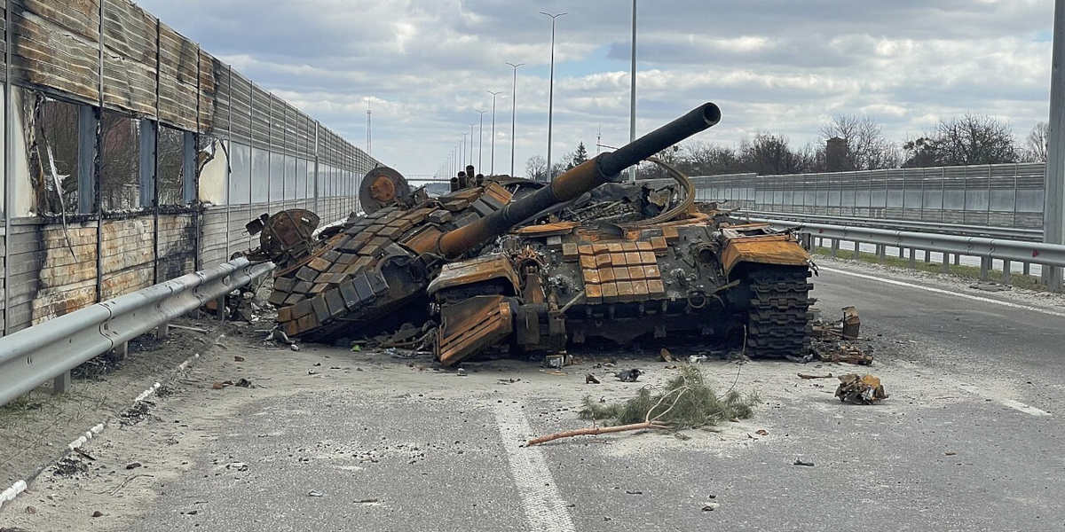 A destroyted Russian T72 tank in the middle of a road